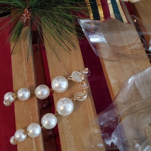 * Drop Pearl Globe Dangle Earlings* - Picture 3 of 5